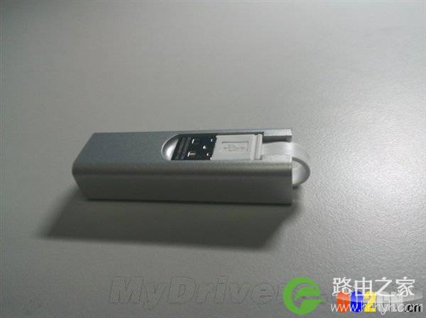 比AA电池略大 发布全球最小无线路由
