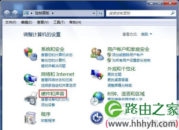 在Win7控制面板中，点击“硬件和声音”选项