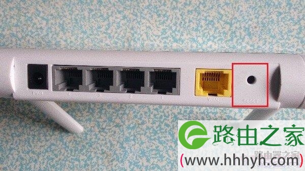 按住RESET按钮，把360路由器恢复出厂设置