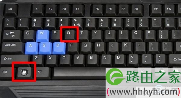 同时按住按键中的 Win + R 组合按键