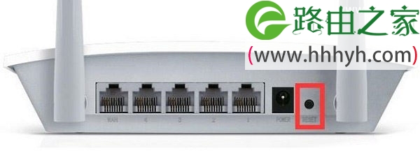 按住RESET按钮，把FW300R路由器恢复出厂设置
