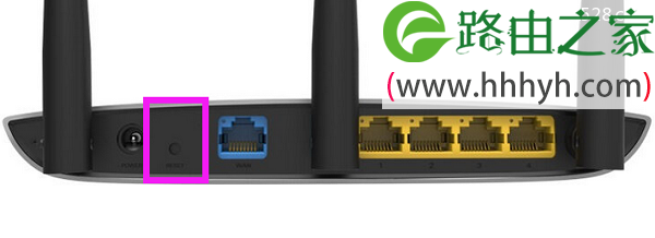 按住复位按钮，把TL-WR890N路由器恢复出厂设置