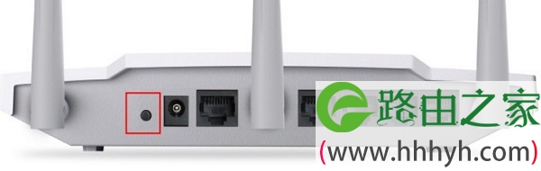 按住RESET按钮,把水星MW310R路由器恢复出厂设置