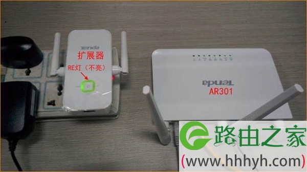 把扩展器插在AR301路由器的旁边