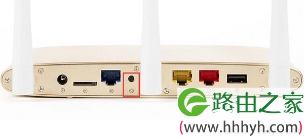 按住极路由机身的复位按钮,将其恢复出厂设置