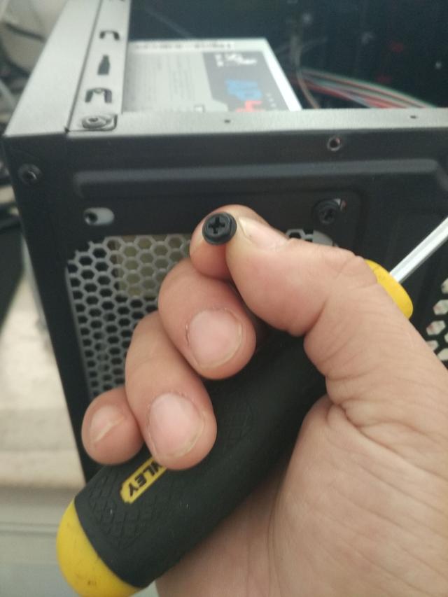 自己怎么组装电脑?新手组装电脑的方法