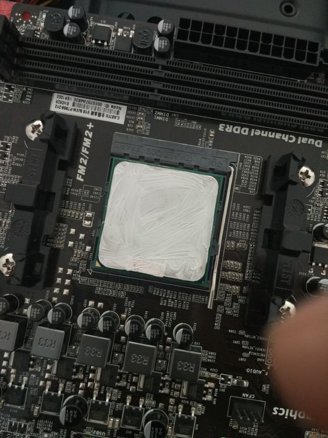 自己怎么组装电脑?新手组装电脑的方法