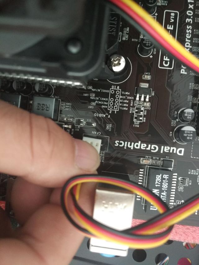自己怎么组装电脑?新手组装电脑的方法