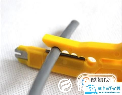 网线钳怎么夹水晶头接网线