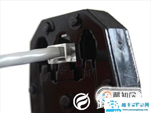 网线钳怎么夹水晶头接网线
