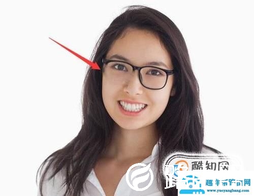 如何用PS去掉人物戴的眼镜