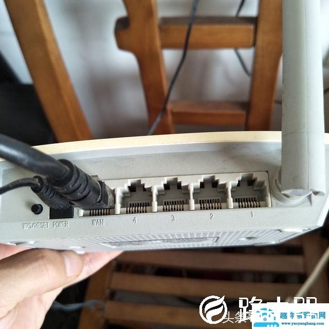 无线路由器怎样接网线？