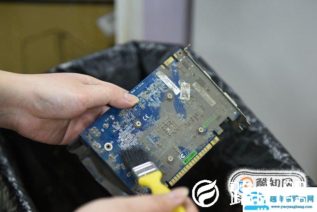 如何清理电脑主机内的灰尘