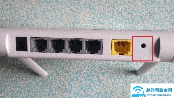 按住RESET按钮，把360路由器恢复出厂设置